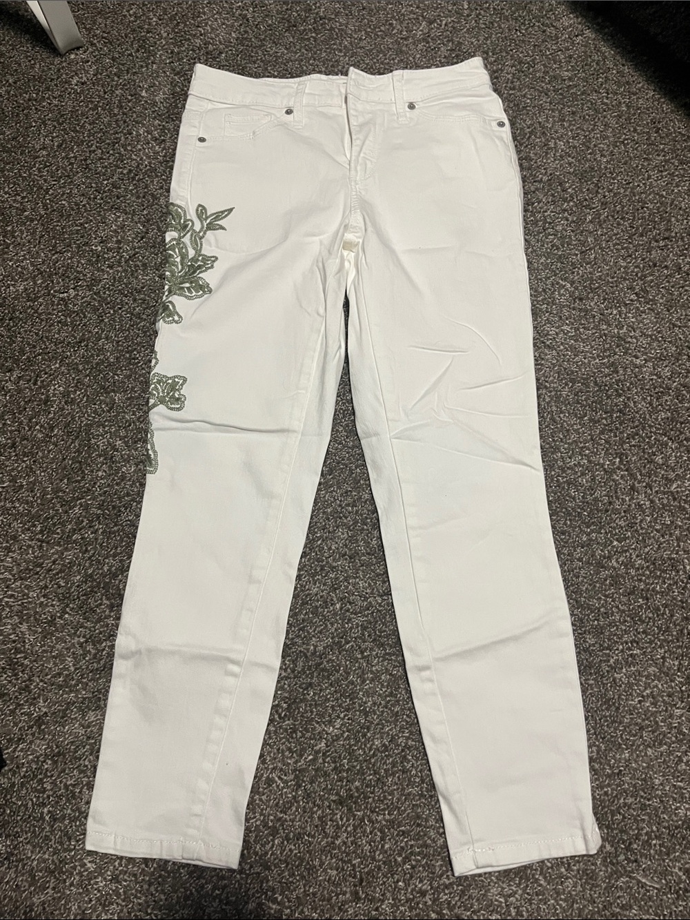 Universal Thread White Skinny Jeans with Green Floral Embroidery